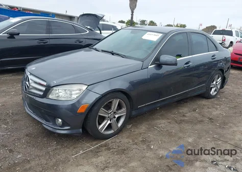 2010 Mercedes-Benz C 300 Luxury/Sport z USA, uszkodzony, nr VIN WDDGF5EB6AR107724